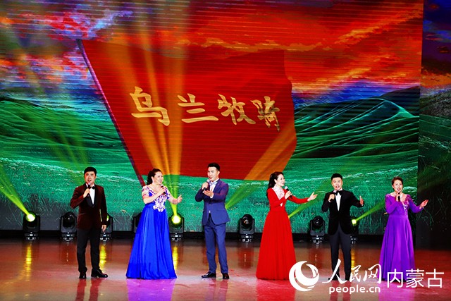 2025年第十屆內(nèi)蒙古自治區(qū)烏蘭牧騎藝術(shù)節(jié)落幕現(xiàn)場。實習(xí)生 韓飛月攝