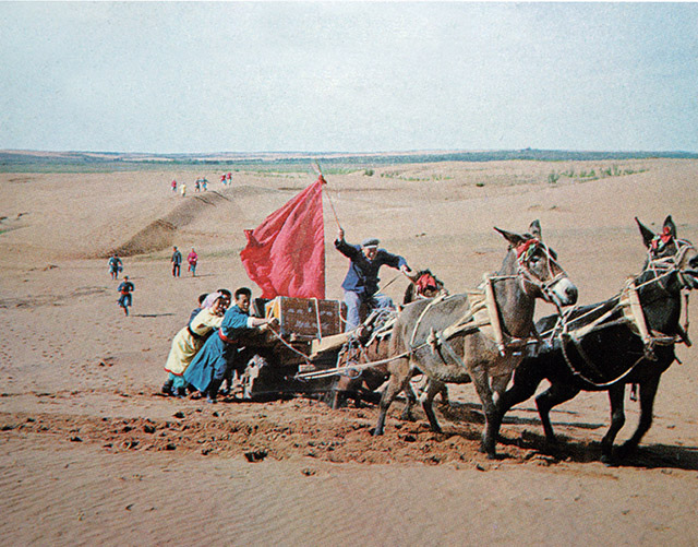 1973年，烏蘭牧騎克服困難繼續(xù)前進(jìn)。