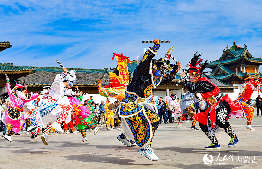 10月4日，民間藝人在鄂爾多斯市伊金霍洛旗鄂爾多斯文化產(chǎn)業(yè)園表演潮汕英歌舞。王正攝