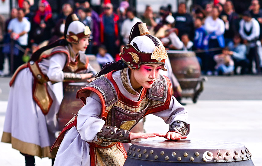 10月4日，演員在鄂爾多斯市伊金霍洛旗鄂爾多斯文化產(chǎn)業(yè)園沉浸式劇場(chǎng)表演實(shí)景劇《鳳鳴九曲》。王正攝