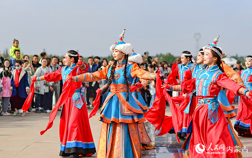 10月4日，演員在鄂爾多斯市伊金霍洛旗鄂爾多斯文化產(chǎn)業(yè)園表演快閃舞蹈。王正攝