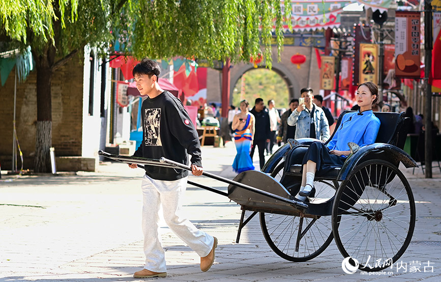 10月4日，游客在鄂爾多斯市伊金霍洛旗鄂爾多斯文化產(chǎn)業(yè)園體驗洋車。王正攝