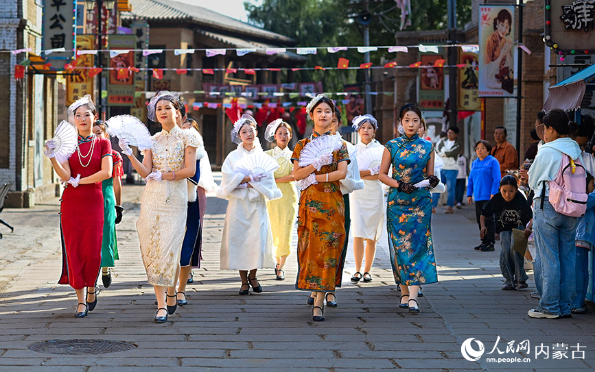 10月4日，模特在鄂爾多斯市伊金霍洛旗鄂爾多斯文化產業(yè)園國服秀場秀旗袍。王正攝