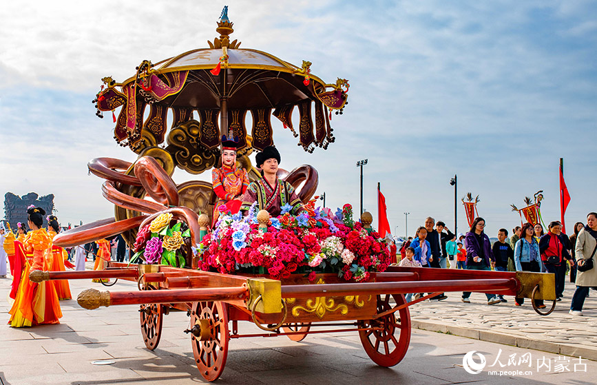 10月4日，花車(chē)在鄂爾多斯市伊金霍洛旗鄂爾多斯文化產(chǎn)業(yè)園巡游。王正攝