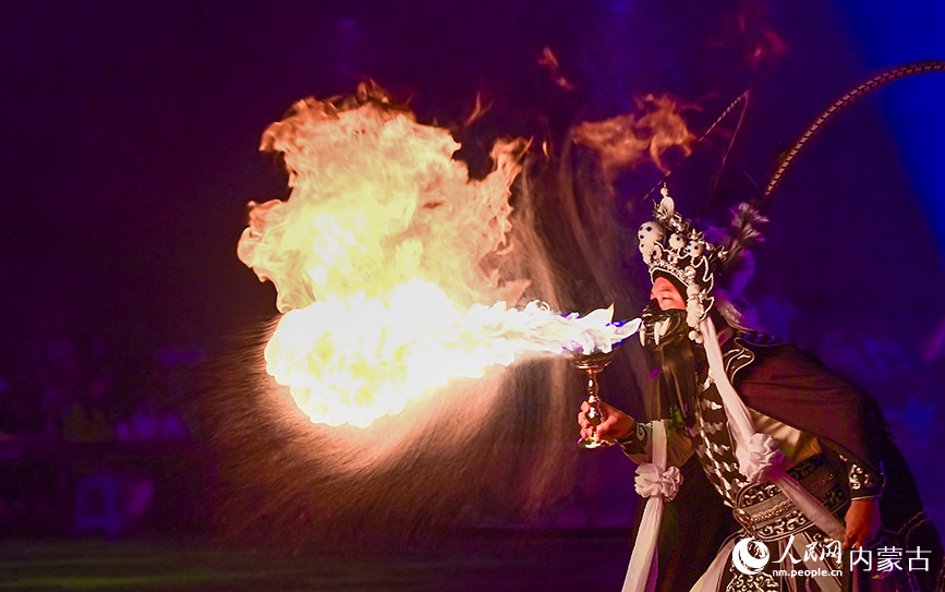 10月4日，演員在鄂爾多斯市伊金霍洛旗鄂爾多斯文化產(chǎn)業(yè)園沉浸式劇場表演川劇。王正攝