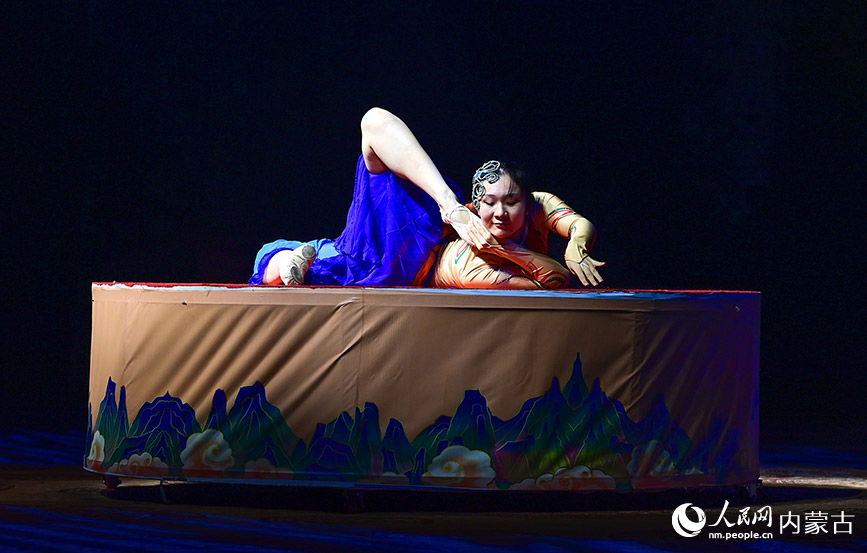 10月4日，演員在鄂爾多斯市伊金霍洛旗鄂爾多斯文化產(chǎn)業(yè)園沉浸式劇場表演雜技。王正攝