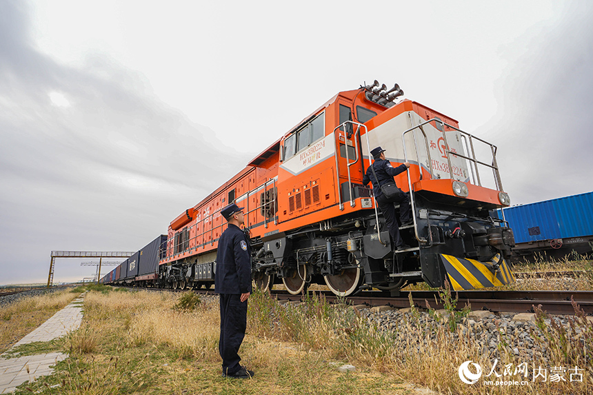 二連出入境邊防檢查站移民管理警察正在查驗(yàn)中歐班列。楊金燁攝