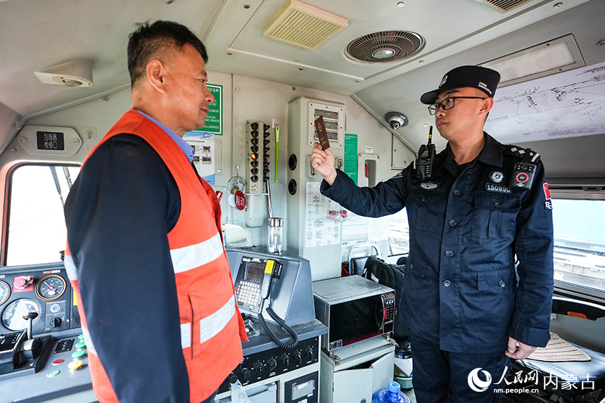 二連出入境邊防檢查站移民管理警察正在查驗(yàn)中歐班列。楊金燁攝
