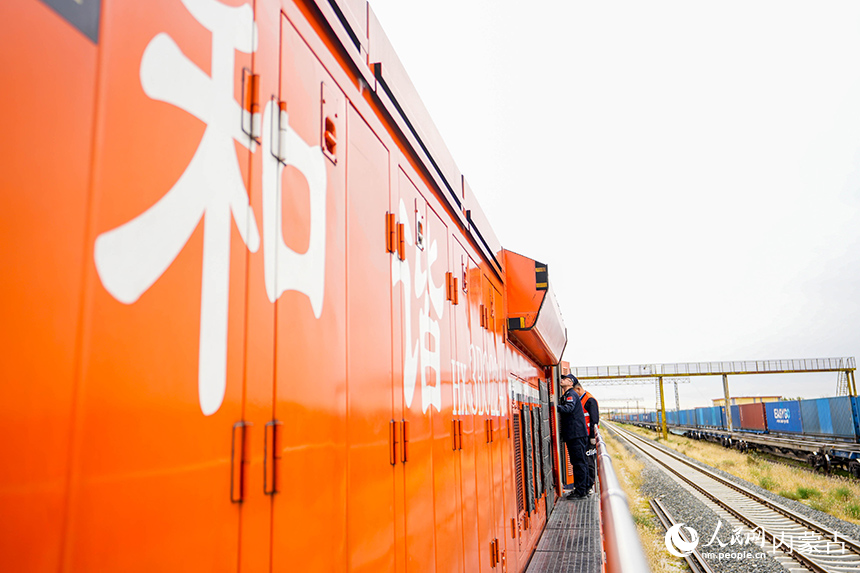 二連出入境邊防檢查站移民管理警察正在查驗中歐班列。楊金燁攝