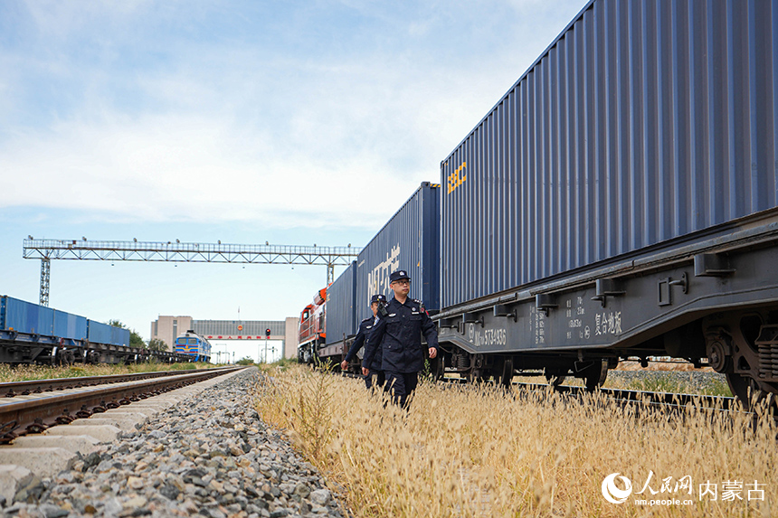 二連出入境邊防檢查站移民管理警察正在查驗中歐班列。楊金燁攝