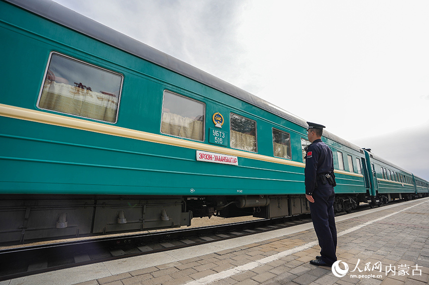 二連出入境邊防檢查站移民管理警察正在監(jiān)護入境國際旅客列車。楊金燁攝