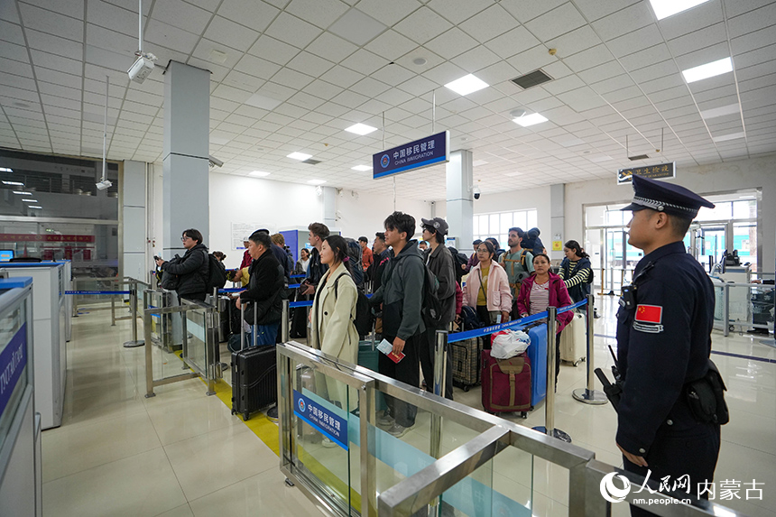 入境旅客在二連出入境邊防檢查站鐵路旅檢執(zhí)勤現(xiàn)場(chǎng)排隊(duì)等候。楊金燁攝