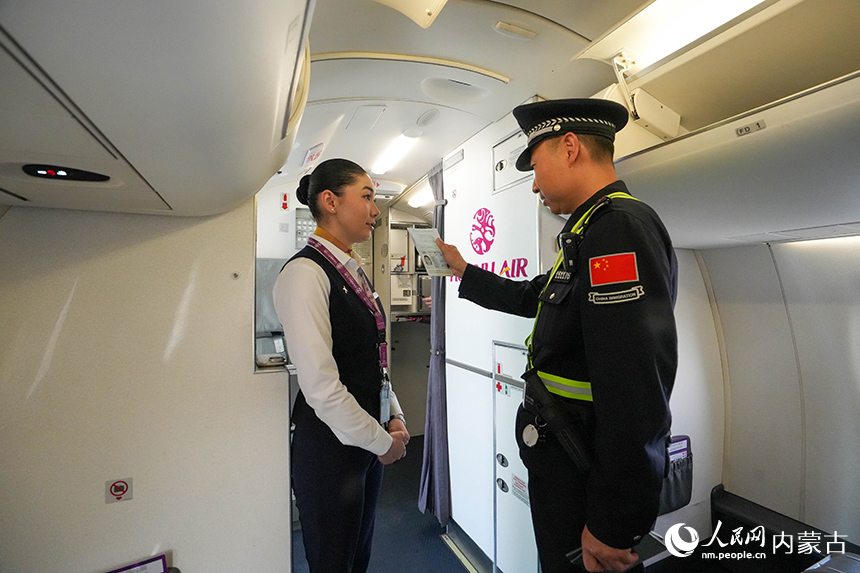 二連出入境邊防檢查站移民管理警察查驗(yàn)機(jī)組人員證件。楊金燁攝