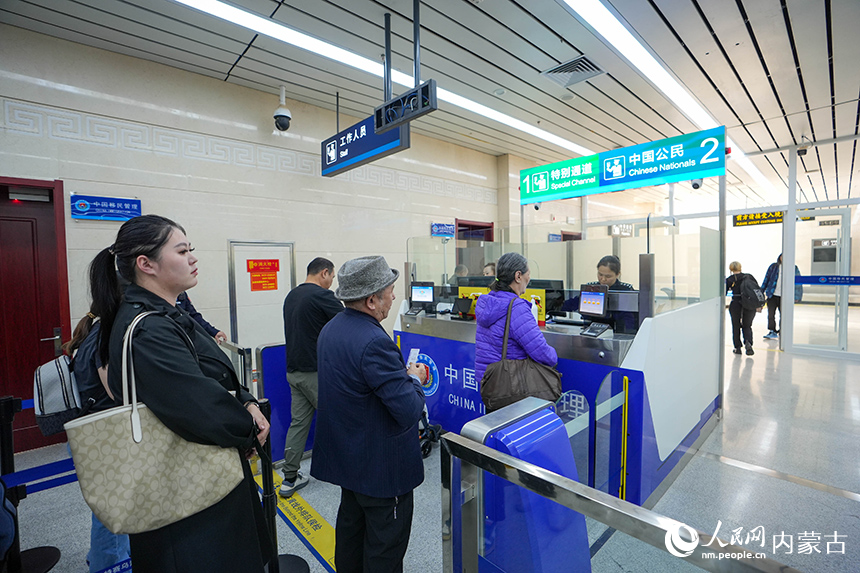 二連出入境邊防檢查站移民管理警察為入境航班旅客辦理通關(guān)手續(xù)。楊金燁攝