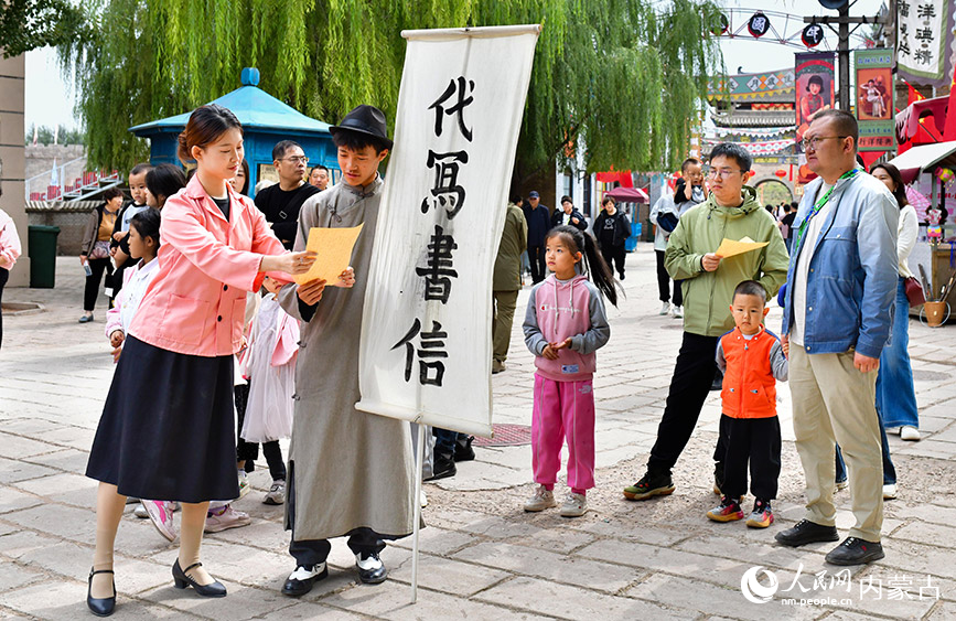 10月5日，演員在鄂爾多斯市伊金霍洛旗鄂爾多斯文化產(chǎn)業(yè)園影視拍攝基地沉浸式電影場(chǎng)景里表演。王正攝