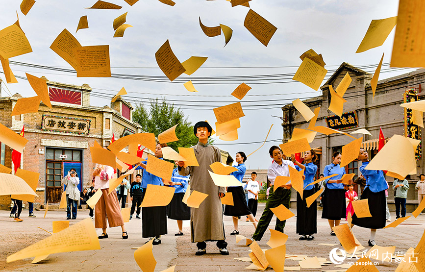 10月5日，演員在鄂爾多斯市伊金霍洛旗鄂爾多斯文化產(chǎn)業(yè)園影視拍攝基地沉浸式電影場(chǎng)景里表演。王正攝