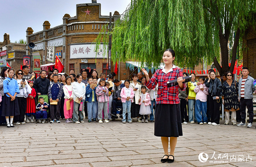 10月5日，演員在鄂爾多斯市伊金霍洛旗鄂爾多斯文化產(chǎn)業(yè)園影視拍攝基地沉浸式電影場景里表演。王正攝
