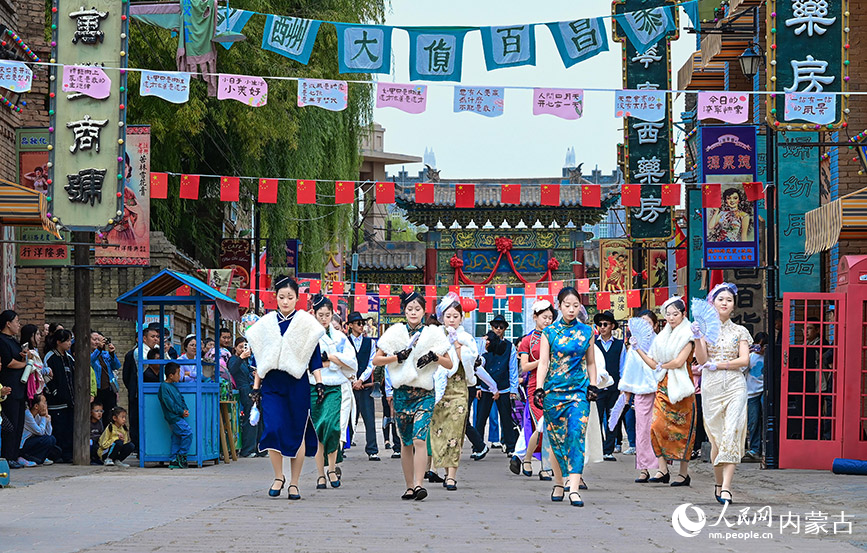 10月5日，演員在鄂爾多斯市伊金霍洛旗鄂爾多斯文化產(chǎn)業(yè)園影視拍攝基地沉浸式電影場(chǎng)景里表演。王正攝