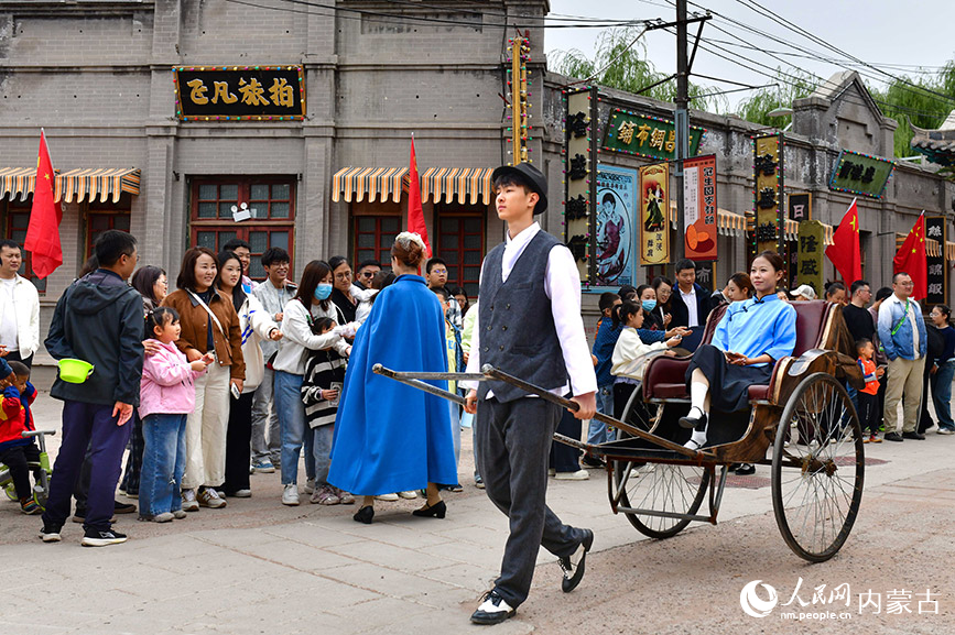 10月5日，演員在鄂爾多斯市伊金霍洛旗鄂爾多斯文化產(chǎn)業(yè)園影視拍攝基地沉浸式電影場景里表演。王正攝