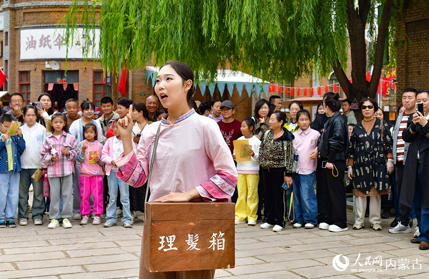 10月5日，演員在鄂爾多斯市伊金霍洛旗鄂爾多斯文化產(chǎn)業(yè)園影視拍攝基地沉浸式電影場(chǎng)景里表演。王正攝