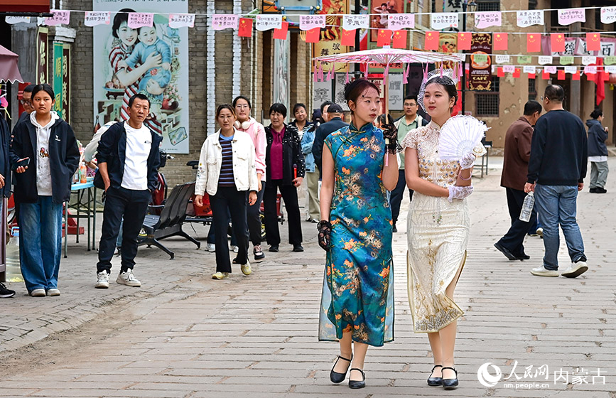 10月5日，演員在鄂爾多斯市伊金霍洛旗鄂爾多斯文化產(chǎn)業(yè)園影視拍攝基地沉浸式電影場(chǎng)景里表演。王正攝