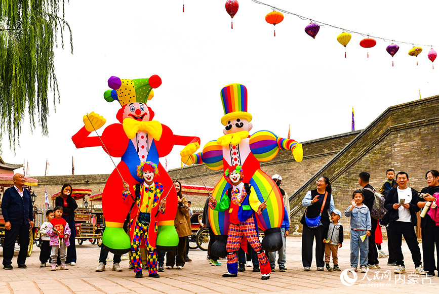 10月5日，演員在鄂爾多斯市伊金霍洛旗鄂爾多斯文化產(chǎn)業(yè)園影視拍攝基地沉浸式電影場(chǎng)景里表演。王正攝