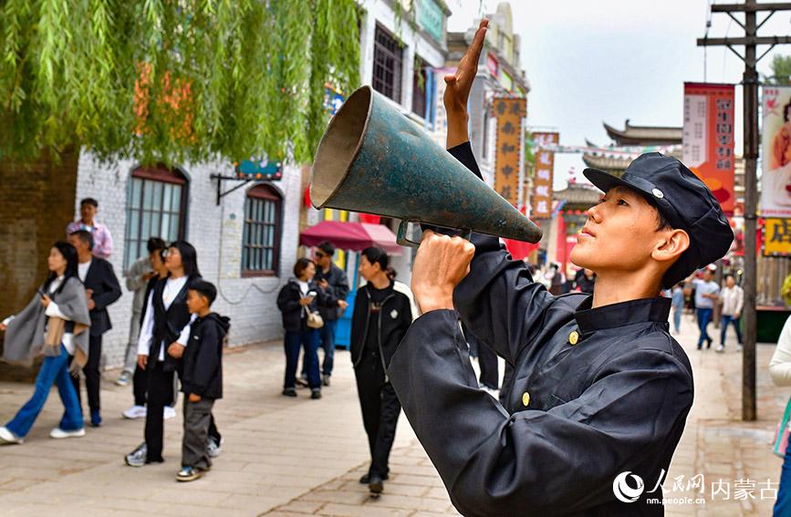 10月5日，演員在鄂爾多斯市伊金霍洛旗鄂爾多斯文化產(chǎn)業(yè)園影視拍攝基地沉浸式電影場景里表演。王正攝