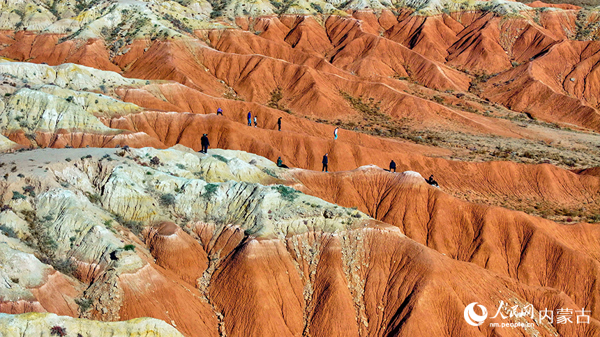游客在紅崖臺(tái)地游覽。王正攝