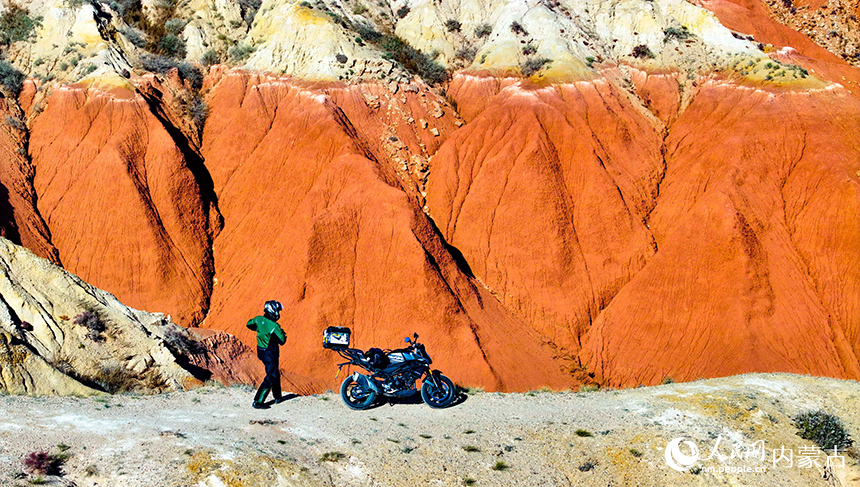 游客在紅崖臺地游覽。王正攝