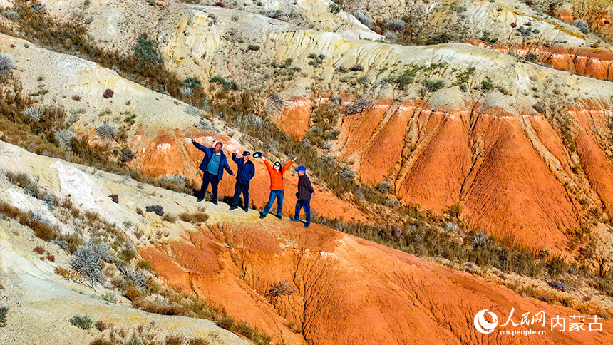 游客在紅崖臺地游覽。王正攝