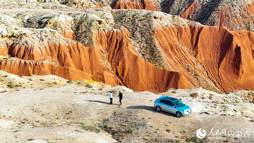 游客在紅崖臺(tái)地游覽。王正攝