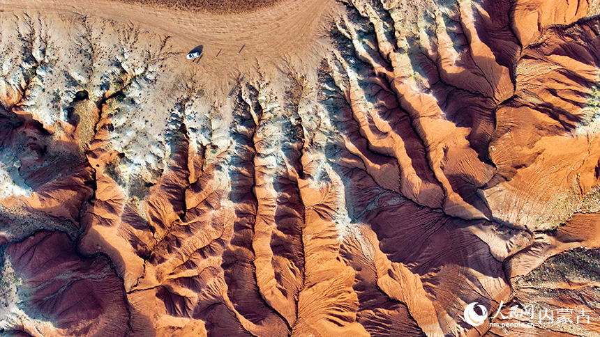 游客在紅崖臺(tái)地游覽。王正攝