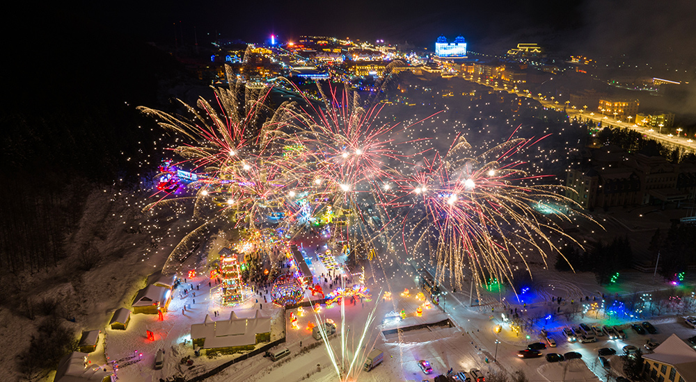 阿爾山雪村在跨年夜燃放煙花