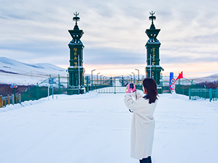 游客在阿爾山國門拍照留念。