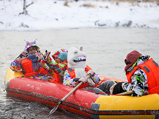 游客在不凍河漂流。