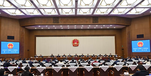 10月13日，自治區(qū)十四屆人大常委會第二十一次會議在呼和浩特召開。草原云·內(nèi)蒙古新聞網(wǎng)記者 馬建兵 攝