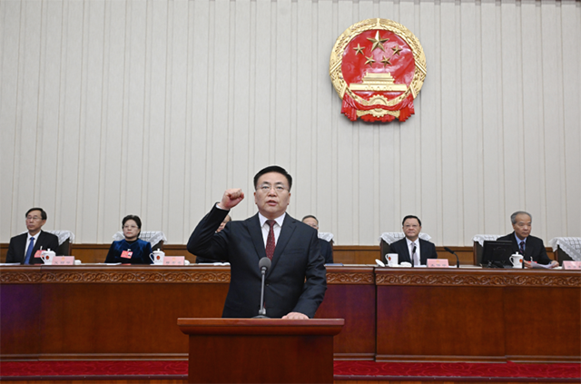 10月13日，新任命的自治區(qū)人民政府副主席、代理主席包鋼向憲法宣誓。草原云·內(nèi)蒙古新聞網(wǎng)記者 韓卿立 攝