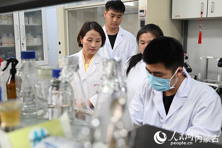 研究團隊在實驗室工作。人民網(wǎng)記者 劉藝琳攝