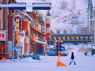 童話小鎮(zhèn)阿爾山，紅檐映雪靜時光。