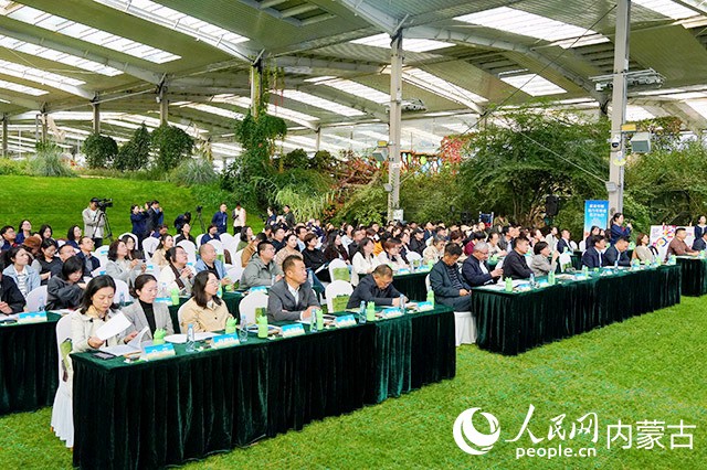 活動現(xiàn)場，眾多參會人員專注聆聽相關(guān)內(nèi)容。實習(xí)生 牛佳攝