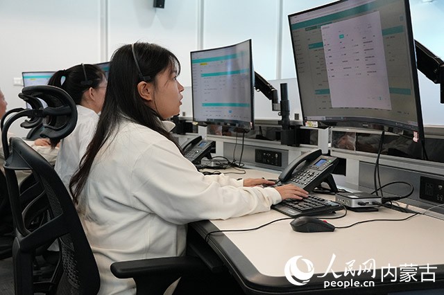 呼和浩特市公用事業(yè)服務(wù)中心供熱科工作人員正在工作。實(shí)習(xí)生 牛佳攝