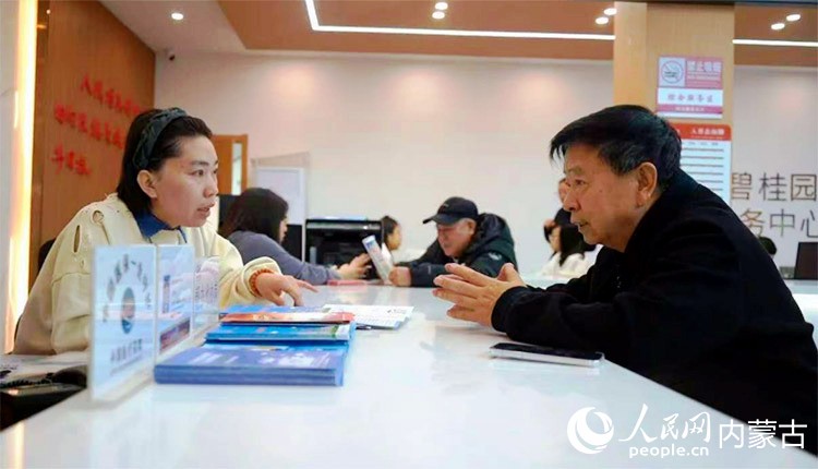 通遼市經(jīng)濟技術(shù)開發(fā)區(qū)濱河街道碧桂園社區(qū)內(nèi)，居民正在繳納醫(yī)保，社區(qū)工作人員解答醫(yī)保異地就醫(yī)的流程和注意事項。受訪者供圖
