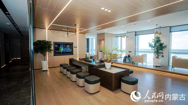 中心內(nèi)的“空中會(huì)客廳”。鄂爾多斯人才科創(chuàng)中心供圖