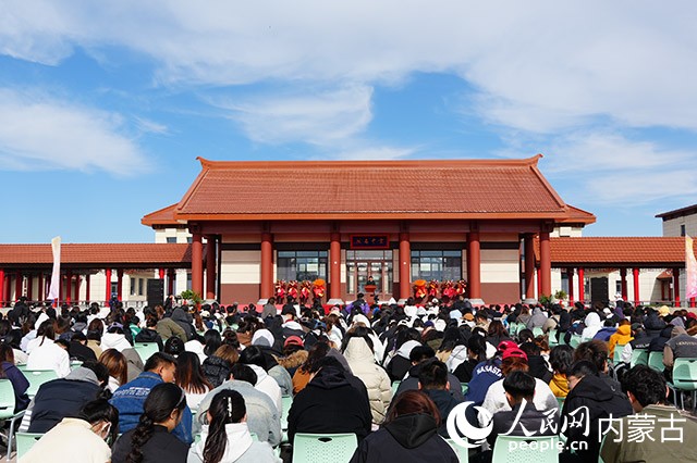 內(nèi)蒙古鴻德文理學(xué)院云中校區(qū)落成典禮現(xiàn)場(chǎng)。實(shí)習(xí)生 牛佳攝