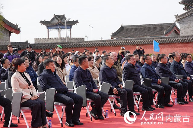 內(nèi)蒙古鴻德文理學(xué)院云中校區(qū)落成典禮現(xiàn)場(chǎng)。實(shí)習(xí)生 牛佳攝