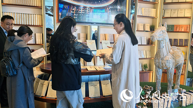 發(fā)布會(huì)現(xiàn)場(chǎng)正在閱讀的讀者。實(shí)習(xí)生 鄔晴攝