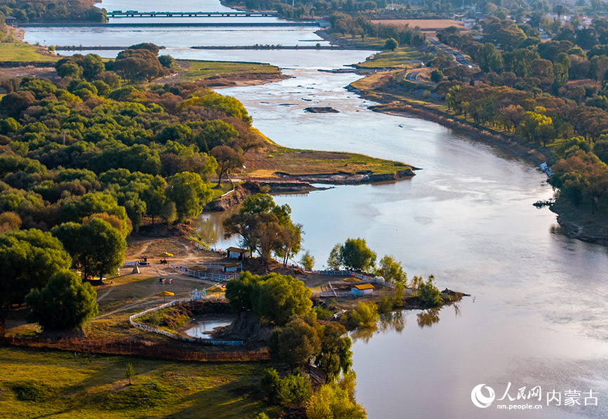 10月20日，呼和浩特市玉泉區(qū)大黑河郊野公園秋意正濃、景美如畫(huà)。丁根厚攝