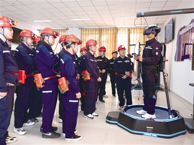 學(xué)生在虛仿實(shí)訓(xùn)課堂學(xué)習(xí)。