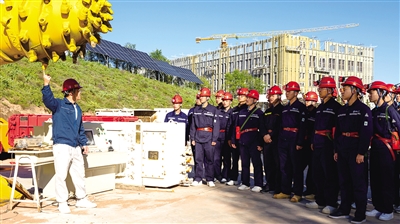 國能神東集團(tuán)援建產(chǎn)教融合實(shí)訓(xùn)基地。