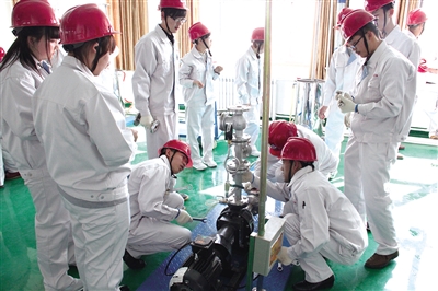 學(xué)生參加化工管路拆裝實(shí)訓(xùn)。